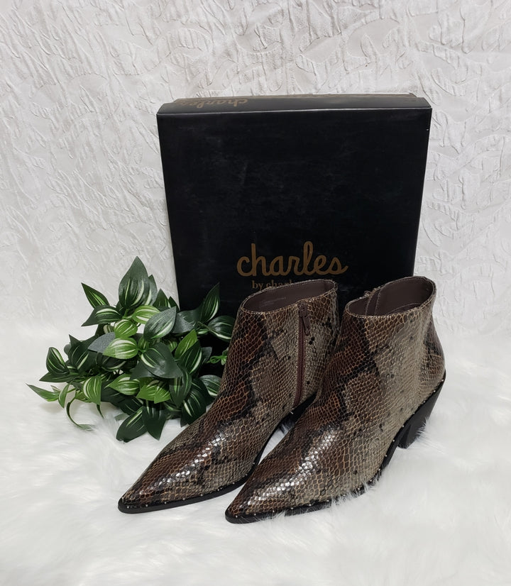 🤎🐍 CHARLES BY CHARLES DAVID Plato Bootie – Dark Brown Snake Print – Size 7.5M 🐍🤎