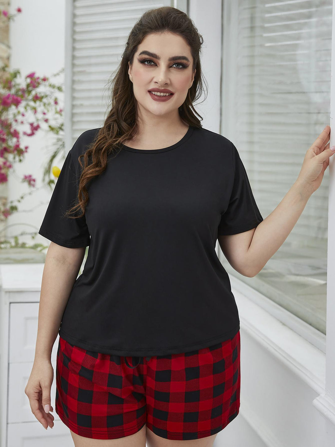Plus-Size Round-Neck T-Shirt &amp; Plaid Shorts Loungewear Set - Black/Red - (1XL-4XL)